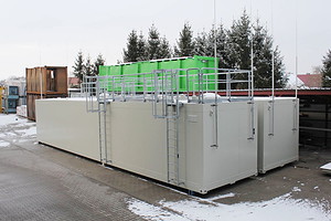 Thermally insulated storage tanks