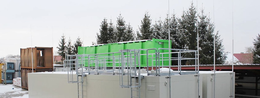 Thermally insulated storage tanks