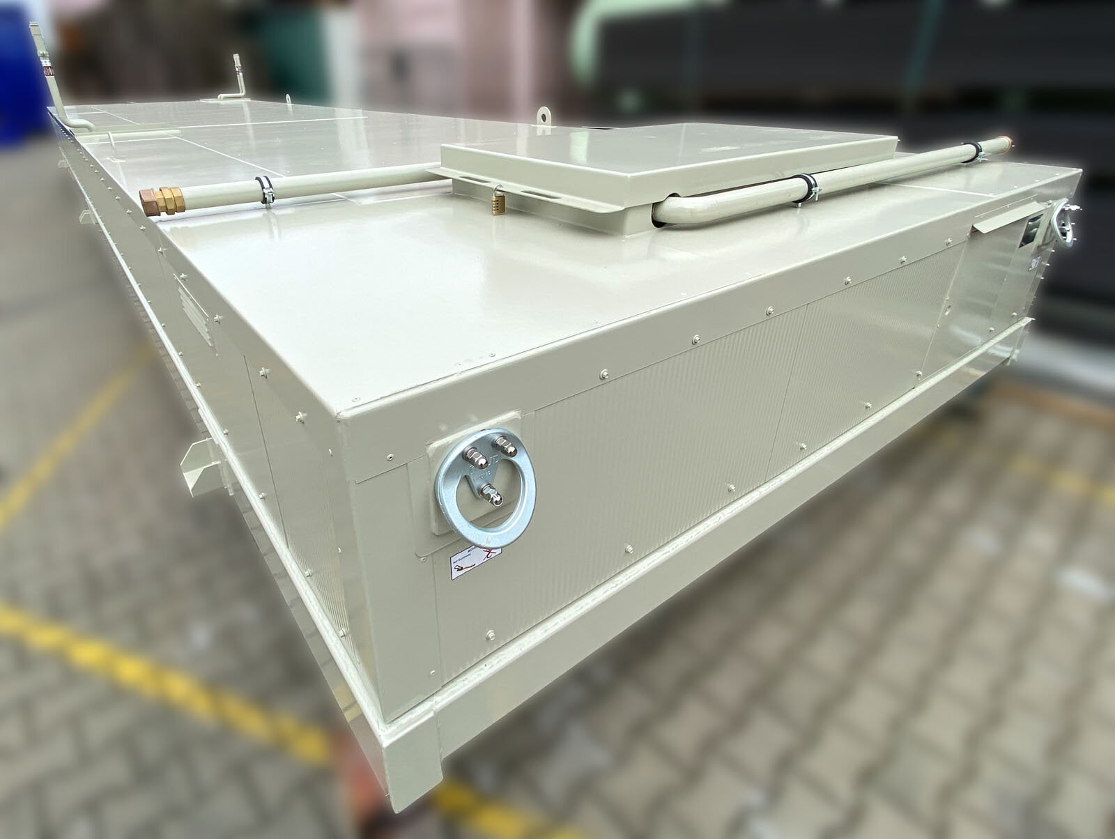 Flat tank container with thermal insulation for the construction of machine containers (3)