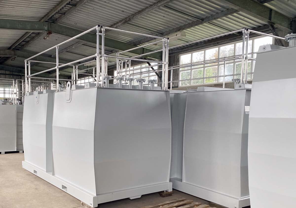 Double-walled machine tanks for gas power plants
